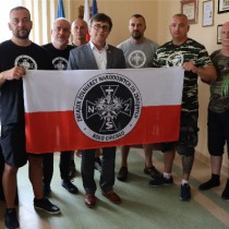 Powiększ zdjęcie Przedstawiciele%20Związku%20Żołnierzy%20NSZ%20Koło%20w%20Chicago%20ze%20Starostą%20Włoszczowskim%20Dariuszem%20Czechowskim%20i%20publicystą%20historycznym%20Leszkiem%20Żebrowskim