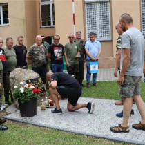 Powiększ zdjęcie Delegacja Związku Żołnierzy NSZ Koło w Chicago razem ze Starostą Włoszczowskim zapala znicz przed kamieniem z tablicą poświęconą pamięci Bohaterów - mieszkańców ziemi włoszczowskiej