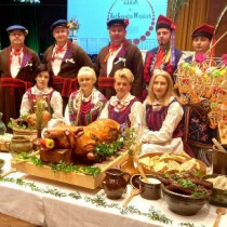Powiększ zdjęcie Reprezentacja gminy Krasocin przy swoim stoisku wystawowym