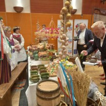 Powiększ zdjęcie Jury konkursu degustuje potrawy przygotowane przez Koło Gospodyń Wiejskich z Występ