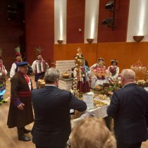 Powiększ zdjęcie Jury konkursu degustuje potrawy przygotowane przez Koło Gospodyń Wiejskich z Występ