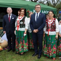 Powiększ zdjęcie Starosta Włoszczowski Dariusz Czechowski i Wicestarosta Łukasz Karpiński z paniami z KGW z Łachowa