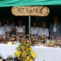 Powiększ zdjęcie Stoisko Stowarzyszenia na Rzecz Rozwoju Wsi Rząbiec