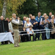 Powiększ zdjęcie Robert Maźniak z Komisji Kynologicznej przy Zarządzie Okręgowym PZŁ w Częstochowie opowiada o prezentowanych psach myśliwskich