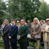 Powiększ zdjęcie Hubertowska polowa msza święta. Od prawej w pierwszym rzędzie: Burmistrz Gminy Włoszczowa Grzegorz Dziubek, Poseł na Sejm RP Bartłomiej Dorywalski, Z-ca Wojewódzkiego Inspektora Ochrony Roślin i Nasiennictwa w Kielcach Stanisław Nowak