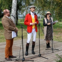 Powiększ zdjęcie Prowadzący imprezę Jolanta Tyjas i Zbigniew Woldański z Prezesem Fundacji 
