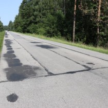 Powiększ zdjęcie Zniszczona droga powiatowa na odcinku Biadaszek – Włoszczowa