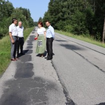 Powiększ zdjęcie Zarząd%20Powiatu%20Włoszczowskiego%20na%20drodze%20powiatowej%20na%20odcinku%20Biadaszek%20–%20Włoszczowa%20-%20robocza%20wizyta%20tuż%20przed%20oddaniem%20placu%20budowy%20wykonawcy%20robót