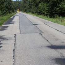 Powiększ zdjęcie Zniszczona droga powiatowa na odcinku Biadaszek – Włoszczowa