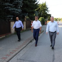 Powiększ zdjęcie Członek Zarządu Rafał Pacanowski, Starosta Dariusz Czechowski i Wicestarosta Łukasz Karpiński na ul. Kusocińskiego we Włoszczowie