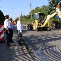 Powiększ zdjęcie Starosta Włoszczowski Dariusz Czechowski, Członek Zarządu Rafał Pacanowski i Wicestarosta Łukasz Karpiński wizytują rozpoczętą inwestycję na ul. Kusocińskiego we Włoszczowie