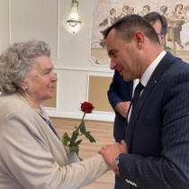 Powiększ zdjęcie Burmistrz Grzegorz Dziubek z Jubilatką z Klubu Seniora 