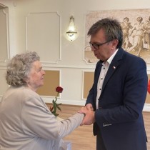 Powiększ zdjęcie Starosta%20włoszczowski%20Dariusz%20Czechowski%20z%20Jubilatką%20z%20Klubu%20Seniora%20