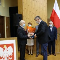 Powiększ zdjęcie Wójt Gminy Radków wręcza Zdzisławowi Purchale pamiątkową statuetkę