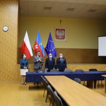 Powiększ zdjęcie Starosta gratuluje laureatom