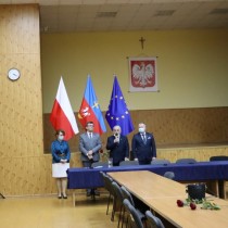Powiększ zdjęcie Przewodniczacy Rady Powiatu gratuluje laureatom
