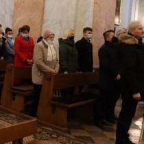 Powiększ zdjęcie Kościół pw. Wniebowzięcia NMP we Włoszczowie. Obchody 37. rocznicy protestu w obronie krzyży w Zespole Szkół Zawodowych. Msza święta. 