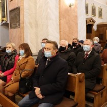 Powiększ zdjęcie Od prawej: Starosta Kielecki Mirosław Gębski, Jadwiga Klimas, Mariola Koza. Drugi rząd: Wicestarosta Łukasz Karpiński, Poseł Krzysztof Lipiec, Starosta Dariusz Czechowski. Trzeci rząd: Senator Krzysztof Słoń, Przewodniczący Sejmiku Andrzej Pruś.
