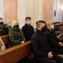 Powiększ zdjęcie Msza Święta w kościele pw. Wniebowzięcia NMP we Włoszczowie. W pierwszym rzędzie siedzą: Poseł Bartłomiej Dorywalski oraz Wizytator Kuratorium Oświaty w Kielcach Sławomir Krzysztofik. W tyle wierni zgromadzeni na uroczystości.