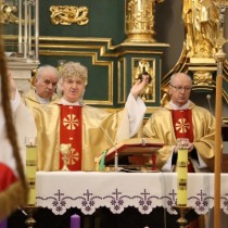 Powiększ zdjęcie Kapłani%20przy%20ołtarzu%20podczas%20mszy%20świętej%20od%20prawej:%20proboszcz%20sanktuarium%20bł.%20Józefa%20Pawłowskiego%20we%20Włoszczowie%20ks.%20Leszek%20Dziwosz%20oraz%20ks.%20Marek%20Łabuda,%20z%20tyłu%20proboszcz%20parafii%20Wniebowzięcia%20NMP%20we%20Włoszczowie%20ks.%20Zygmunt%20Pawlik