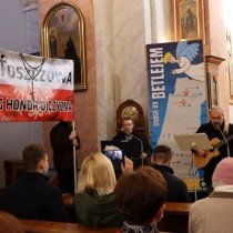 Powiększ zdjęcie Kościół pw. Wniebowzięcia NMP we Włoszczowie. Obchody 37. rocznicy protestu w obronie krzyży w Zespole Szkół Zawodowych. Koncert pieśni patriotycznych: (od prawej) na gitarze Artur Frączek, instrumenty klawiszowe Zbigniew Orlikowski.