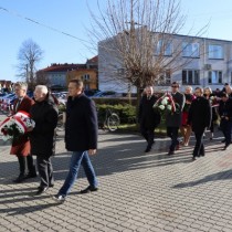 Powiększ zdjęcie Plac przed wejściem do Zespołu Szkół nr 3 we Włoszczowie. Złożenie kwiatów pod tablicą pamiątkową strajku młodzieży z 1984 roku. W pierwszej delegacji (od prawej): Starosta Kielecki Mirosław Gębski, Poseł Krzysztof Lipiec, Senator Krzysztof Słoń.