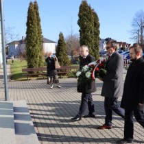 Powiększ zdjęcie Złożenie kwiatów pod tablicą pamiątkową strajku młodzieży z 1984 roku. W delegacji (od prawej): Członek Zarządu Powiatu Włoszczowskiego Rafał Pacanowski, Starosta Włoszczowski Dariusz Czechowski, Wicestarosta Włoszczowski Łukasz Karpiński.