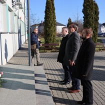 Powiększ zdjęcie Pod tablicą pamiątkową strajku młodzieży z 1984 roku. W delegacji (od prawej): Członek Zarządu Powiatu Włoszczowskiego Rafał Pacanowski, Starosta Włoszczowski Dariusz Czechowski, Wicestarosta Włoszczowski Łukasz Karpiński.