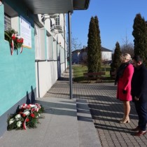 Powiększ zdjęcie Złożenie kwiatów pod tablicą pamiątkową strajku młodzieży z 1984 roku. W delegacji przedstawiciele Dyrekcji Zespołu Szkół nr 3 we Włoszczowie (od prawej): Grzegorz Sitkowski, Mariola Koza