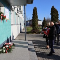 Powiększ zdjęcie Złożenie kwiatów pod tablicą pamiątkową strajku młodzieży z 1984 roku. W delegacji przedstawiciele Nauczycieli Zespołu Szkół nr 3 we Włoszczowie.