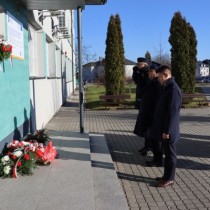 Powiększ zdjęcie Złożenie kwiatów pod tablicą pamiątkową strajku młodzieży z 1984 roku. W delegacji (od prawej): Poseł Bartłomiej Dorywalski, Komendant Powiatowy Państwowej Straży Pożarnej Andrzej Pacanowski, Zastępca Komendanta Powiatowego Policji Marek Gaj.