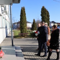 Powiększ zdjęcie Złożenie kwiatów pod tablicą pamiątkową strajku młodzieży z 1984 roku przez przedstawicieli Poczty Polskiej.