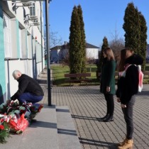 Powiększ zdjęcie Złożenie kwiatów pod tablicą pamiątkową strajku młodzieży z 1984 roku przez przedstawicieli uczniów Zespołu Szkół nr 3 im. s. Staszica we Włoszczowie.