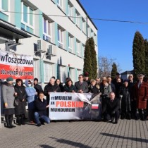 Powiększ zdjęcie Uczestnicy obchodów rocznicowych przed budynkiem Zespołu Szkół nr 3 we Włoszczowie z banerem MUREM ZA POLSKIM MUNDUREM. Z lewej strony nad głowami biało-czerwony transparent z hasłem: Włoszczowa Bóg, Honor, Ojczyzna.