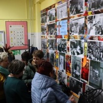 Powiększ zdjęcie Uczestnicy strajku w 1984 r. oglądający wystawę zdjęć z tego okresu na tablicy w Zespole Szkół nr 3 we Włoszczowie.