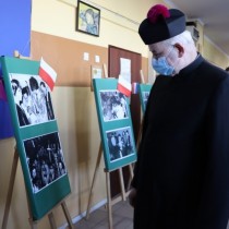 Powiększ zdjęcie Wystawa fotografii ze strajku młodzieży - z lewej proboszcz parafii Wniebowzięcia NMP we Włoszczowie ks. Zygmunt Pawlik.