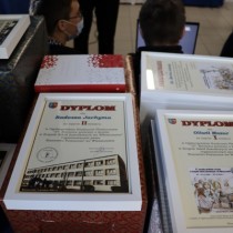Powiększ zdjęcie Dyplomy i nagrody dla laureatów Ogólnopolskiego Konkursu pn. “Kartka okolicznościowa - 37. Rocznica Protestu o Krzyże w Zespole Szkół Zawodowych we Włoszczowie”