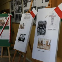Powiększ zdjęcie Wystawa prac laureatów Ogólnopolskiego Konkursu pn. “Kartka okolicznościowa - 37. Rocznica Protestu o Krzyże w Zespole Szkół Zawodowych we Włoszczowie”