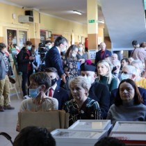 Powiększ zdjęcie Zgromadzeni w Zespole Szkół nr 3 we Włoszczowie uczestnicy obchodów 37. rocznicy protestu młodzieży w obronie krzyży w Zespole Szkół Zawodowych we Włoszczowie.