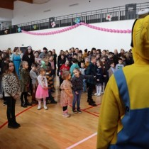Powiększ zdjęcie Uczestnicy imprezy integracyjnej na hali PCK-R.