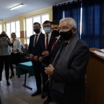 Powiększ zdjęcie Aula zespołu szkół nr 3 we Włoszczowie, stoją od prawej: Poseł Krzysztof Lipiec, Poseł Bartłomiej Dorywalski, Starosta Włoszczowski Dariusz Czechowski, Dyrektor Regionu Sieci Poczty Polskiej w Kielcach Wojciech Stelmach.