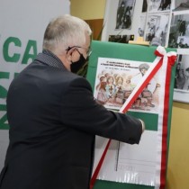 Powiększ zdjęcie Poseł Krzysztof Lipiec przecina biało - czerwoną szarfę przy makiecie wprowadzanej do obrotu przez Pocztę Polską kartce jubileuszowej z okazji 37. rocznicy protestu o krzyże w Zespole Szkół Zawodowych we Włoszczowie