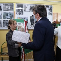 Powiększ zdjęcie Starosta Dariusz Czechowski (z prawej) wręcza nagrodę główną w konkursie “Kartka okolicznościowa - 37. Rocznica Protestu o Krzyże w Zespole Szkół Zawodowych we Włoszczowie” laureatce I miejsca Oliwii Mazur (po lewej).