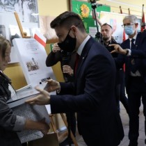Powiększ zdjęcie Poseł Bartłomiej Dorywalski (z prawej) wręcza książkę laureatce I miejsca w konkursie “Kartka okolicznościowa - 37. Rocznica Protestu o Krzyże w Zespole Szkół Zawodowych we Włoszczowie” Oliwii Mazur (po lewej).