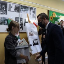 Powiększ zdjęcie Dyrektor Regionu Sieci Poczty Polskiej w Kielcach Wojciech Stelmach (po prawej) gratuluje laureatce I miejsca (po lewej)w konkursie pn. “Kartka okolicznościowa - 37. Rocznica Protestu o Krzyże w Zespole Szkół Zawodowych we Włoszczowie