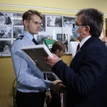 Powiększ zdjęcie Starosta Dariusz Czechowski (z prawej) wręcza dyplom w konkursie “Kartka okolicznościowa - 37. Rocznica Protestu o Krzyże w Zespole Szkół Zawodowych we Włoszczowie” laureatowi II miejsca Radoszowi Jachymowi (po lewej).