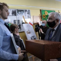 Powiększ zdjęcie Poseł Krzysztof Lipiec (z prawej) wręcza nagrodę w konkursie “Kartka okolicznościowa - 37. Rocznica Protestu o Krzyże w Zespole Szkół Zawodowych we Włoszczowie” laureatowi II miejsca Radoszowi Jachymowi (po lewej).