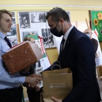 Powiększ zdjęcie Dyrektor Regionu Sieci Poczty Polskiej w Kielcach Wojciech Stelmach (po prawej) wręcza upominek laureatowi II miejsca (po lewej) w konkursie pn. “Kartka okolicznościowa - 37. Rocznica Protestu o Krzyże w Zespole Szkół Zawodowych we Włoszczowie