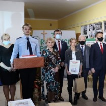 Powiększ zdjęcie Od prawej stoją: posłowie Bartłomiej Dorywalski i Krzysztof Lipiec, Oliwia Mazur trzymająca dyplom i upominek, starosta Dariusz Czechowski, Mariola Sosnowska, Radosz Jachym trzymający pudło z nagrodą, Mariola Koza, Wojciech Stelmach.