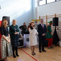 Powiększ zdjęcie Od lewej stoją : dyrektor PCPR Ilona Nowak, dyrektor PCK-R Teresa Chudy, członek Zarządu Powiatu Włoszczowskiego Małgorzata Gusta - trzyma mikrofon, starosta włoszczowski Dariusz Czechowski.